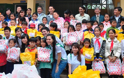 Trường ĐH Đông Á trao 1.460 suất quà cho trẻ em nghèo 6 tỉnh, thành miền Trung